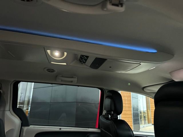 Used 2016 Chrysler Town & Country Limited image 12