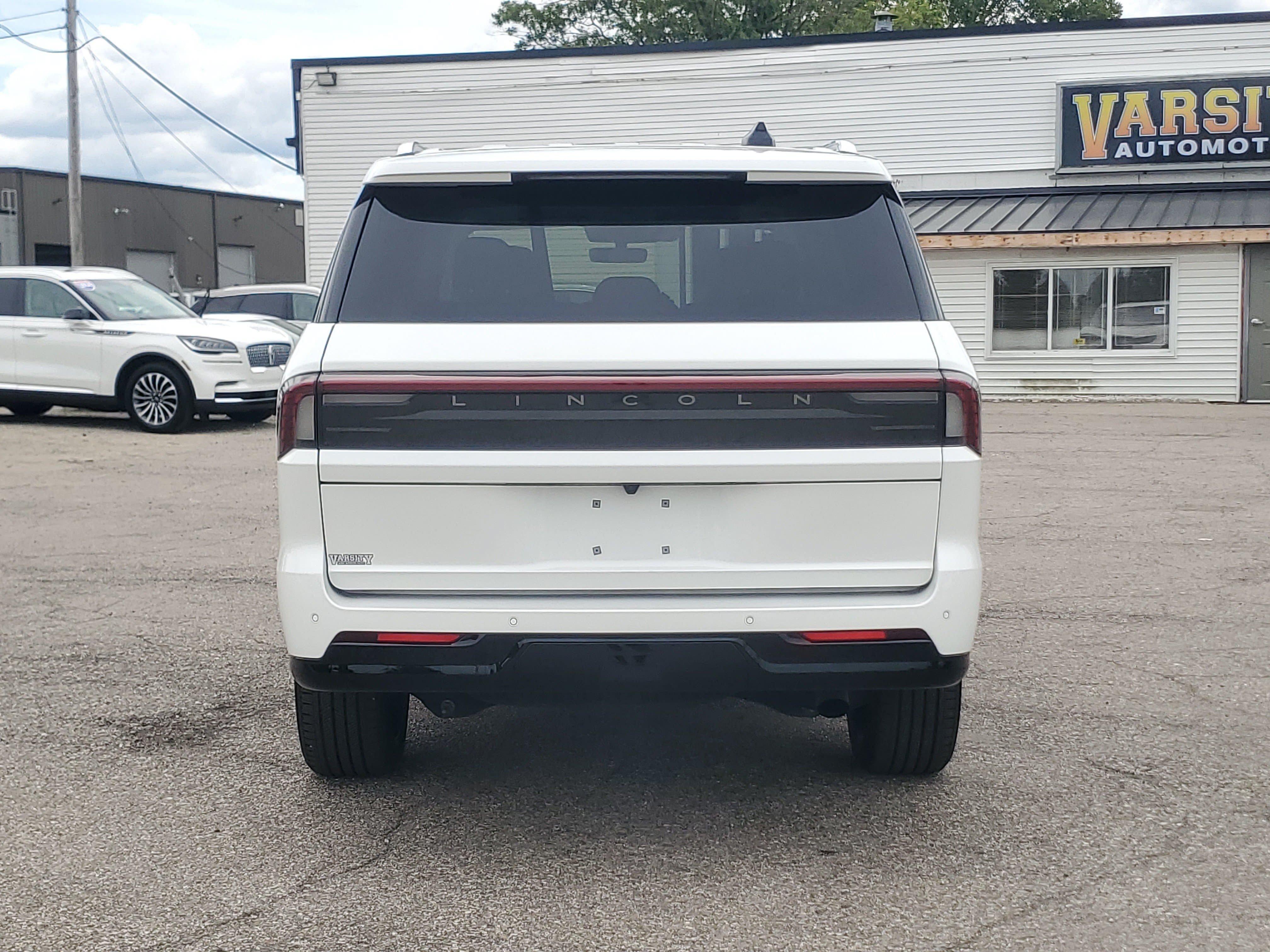 Used 2025 Lincoln Navigator Reserve AWD/4WD image 5