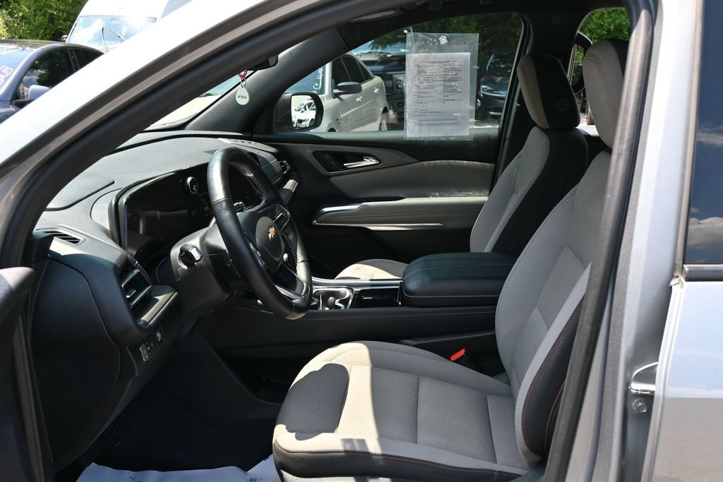 Used 2024 Chevrolet Traverse LT FWD image 17