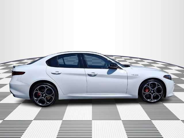Used 2022 Alfa Romeo Giulia Veloce AWD/4WD image 8