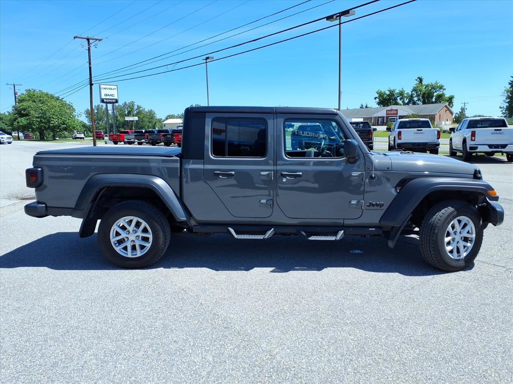 Used 2023 Jeep Gladiator Sport AWD/4WD image 3