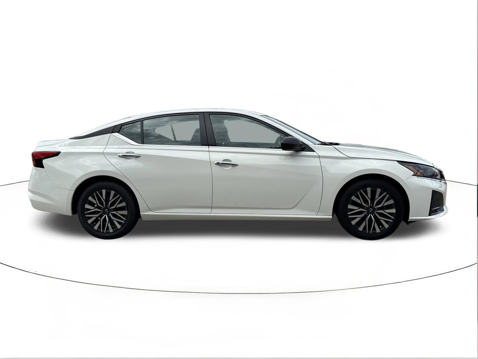 Used 2025 Nissan Altima 2.5 SV FWD image 2