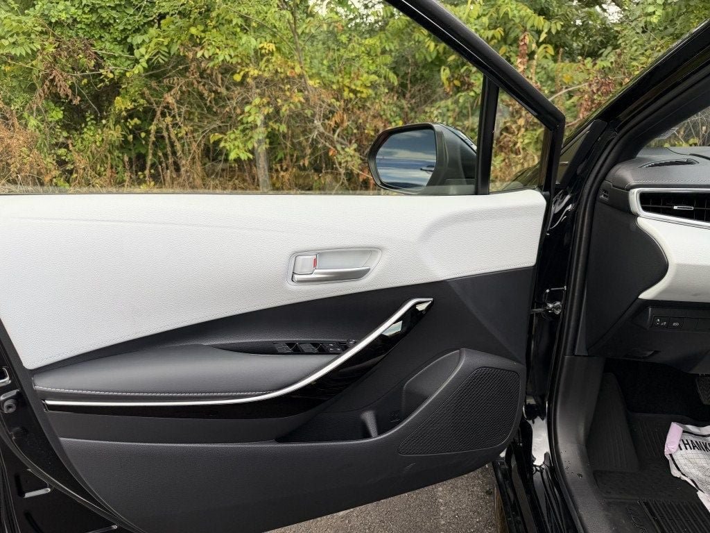 Used 2025 Toyota Corolla XSE FWD image 9