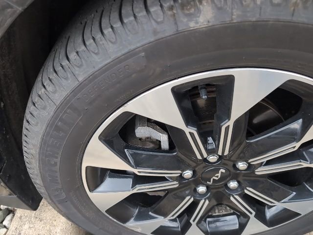 Used 2024 Kia Carnival EX image 2