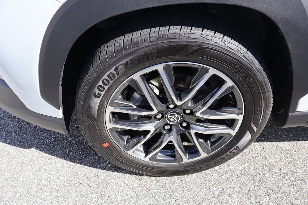 Used 2026 Toyota Corolla Cross XLE w/ Convenience Package FWD image 4
