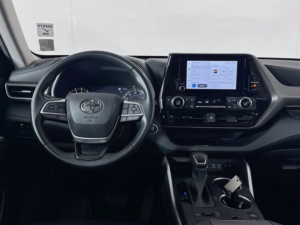 Used 2023 Toyota Highlander XLE AWD/4WD image 12