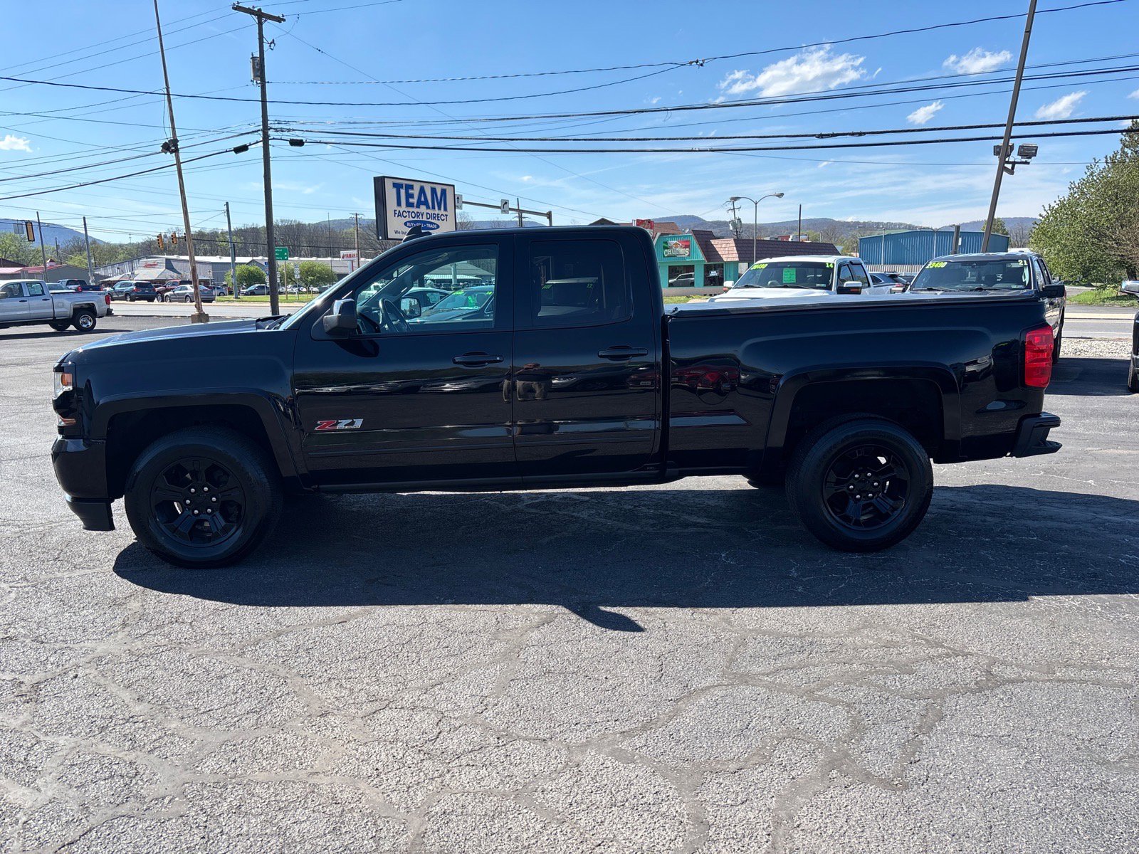 Used 2017 Chevrolet Silverado 1500 LT w/ Midnight Edition image 4
