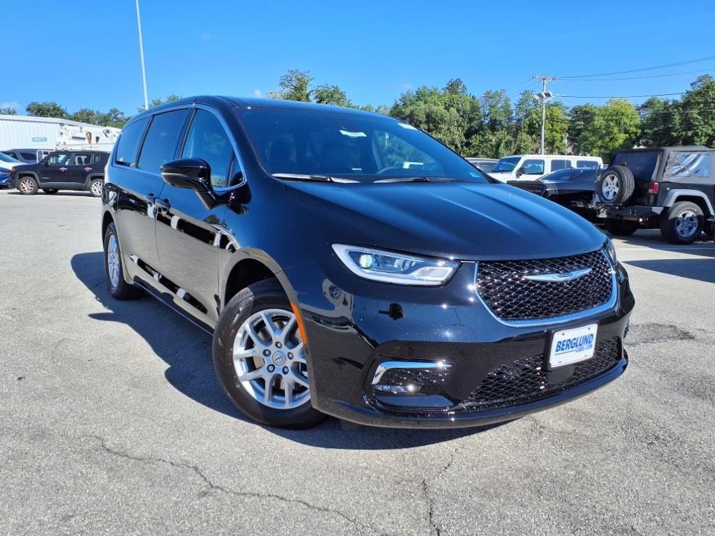 New 2026 Chrysler Pacifica Select image 2