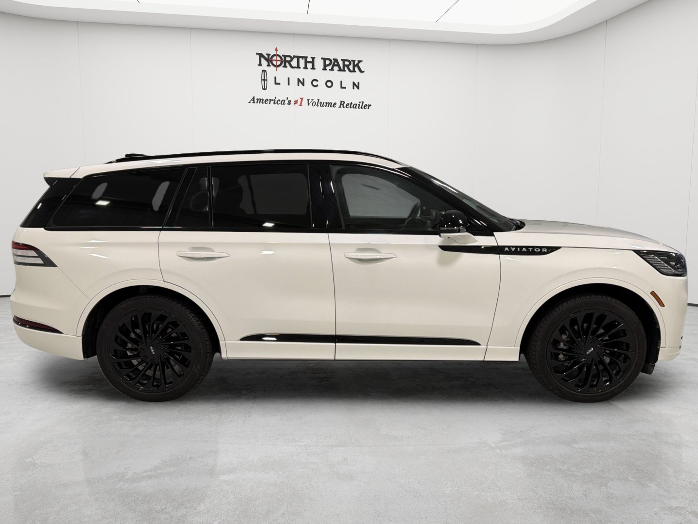 Used 2025 Lincoln Aviator Reserve w/ Equipment Group 201A AWD/4WD image 6