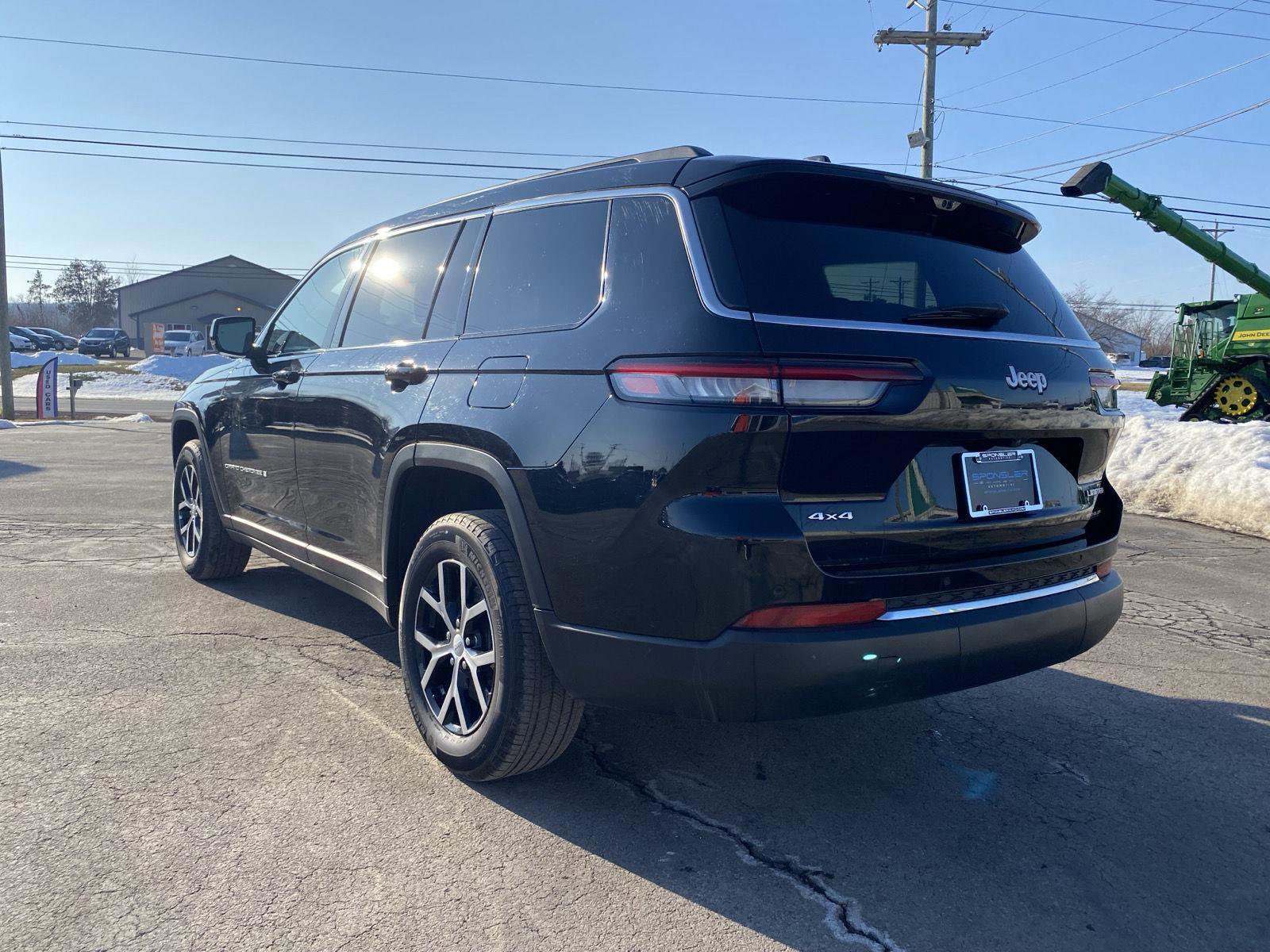 Used 2024 Jeep Grand Cherokee L Limited w/ Luxury Tech Group II image 3