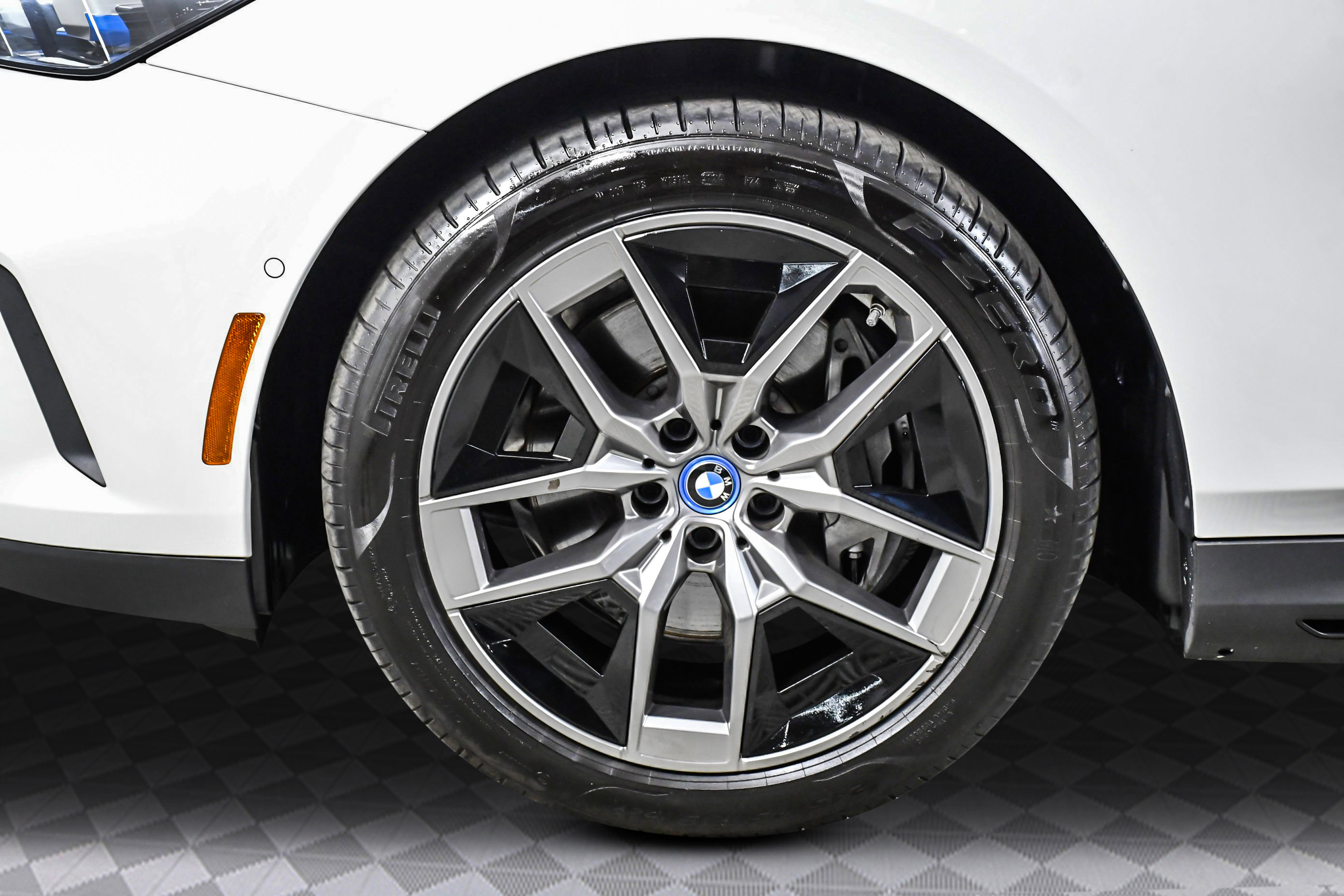 Used 2025 BMW i5 eDrive40i w/ Executive Package image 30