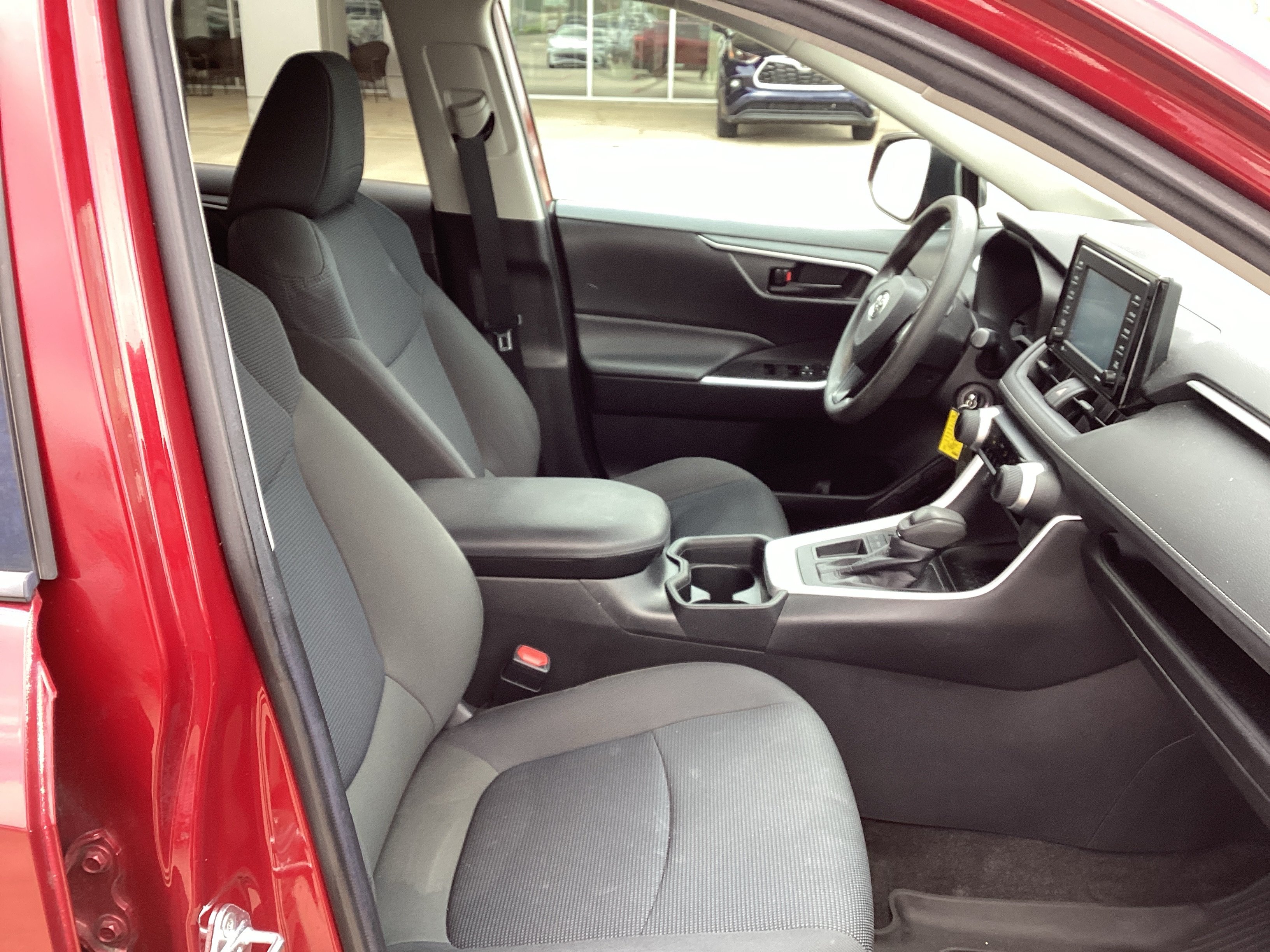 Used 2021 Toyota RAV4 LE FWD image 10