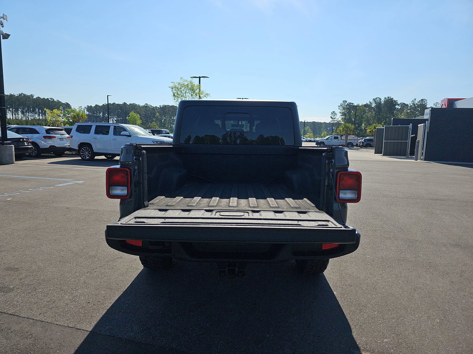Used 2023 Jeep Gladiator Willys AWD/4WD image 13