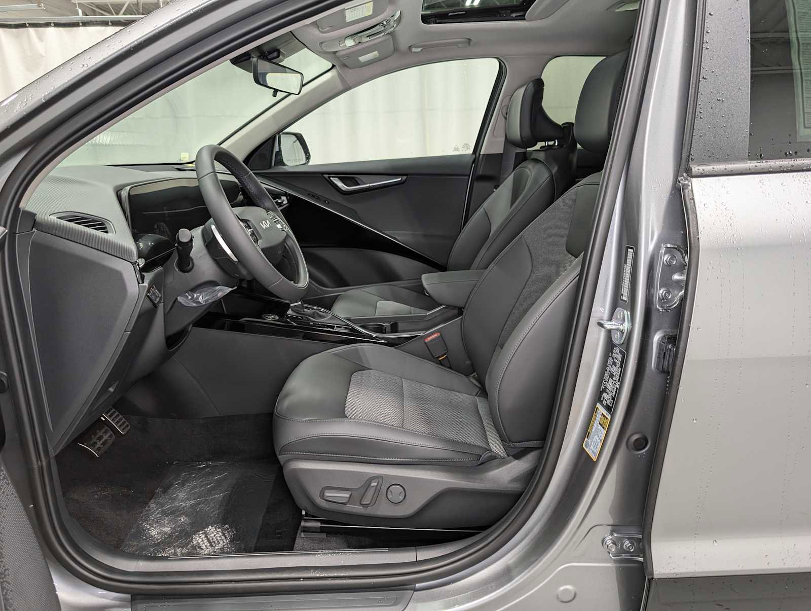 New 2025 Kia Niro EX Touring image 4
