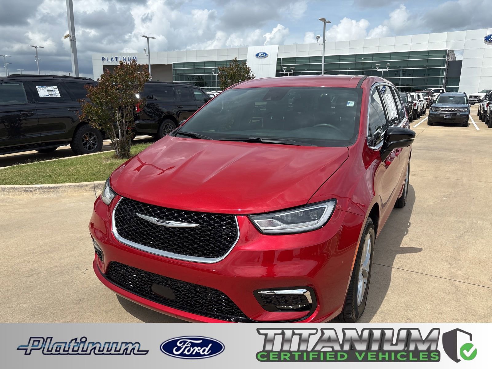 Used 2025 Chrysler Pacifica Select AWD/4WD image 1