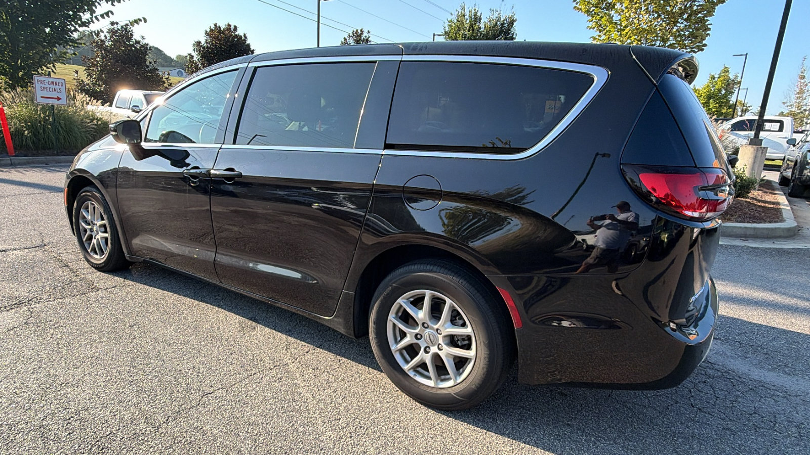Used 2024 Chrysler Pacifica Touring-L FWD image 10
