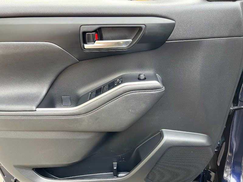 Used 2023 Toyota Highlander XLE image 6