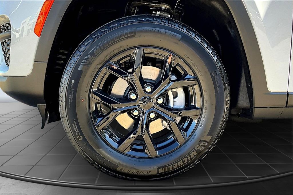 New 2025 Jeep Grand Cherokee Altitude image 11