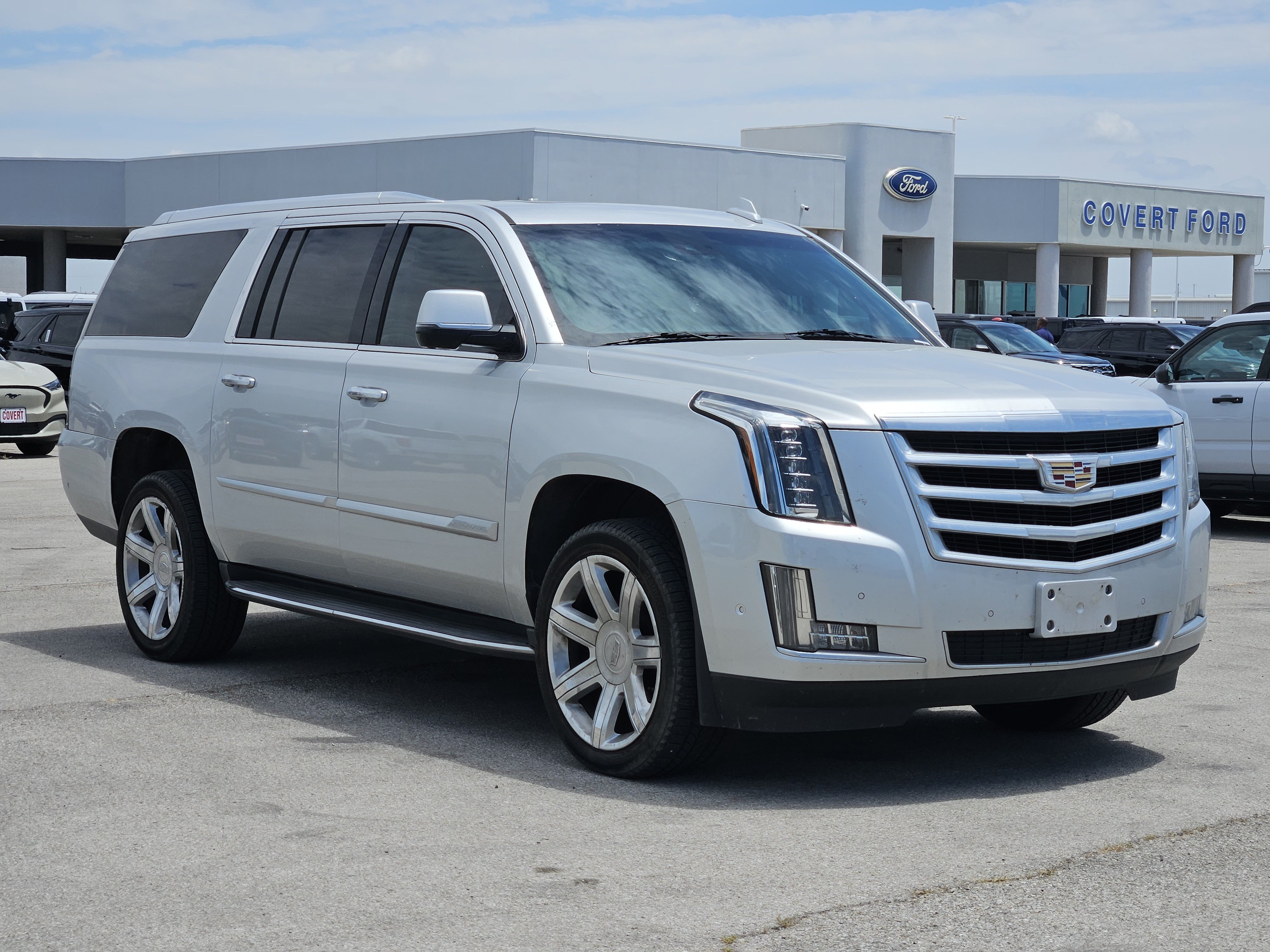 Used 2020 Cadillac Escalade ESV Luxury RWD image 3