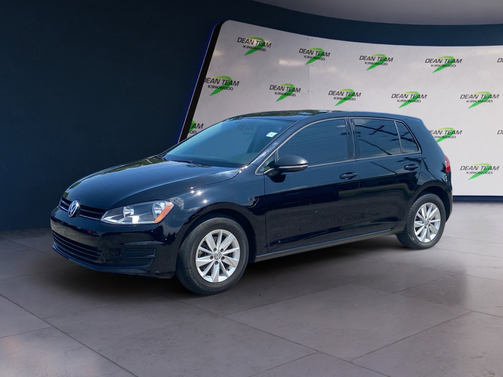 Used 2017 Volkswagen Golf S image 2