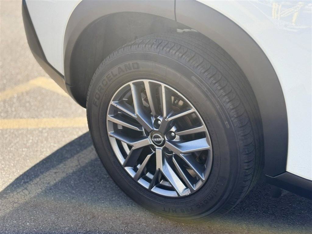 Used 2023 Nissan Rogue S AWD/4WD image 10
