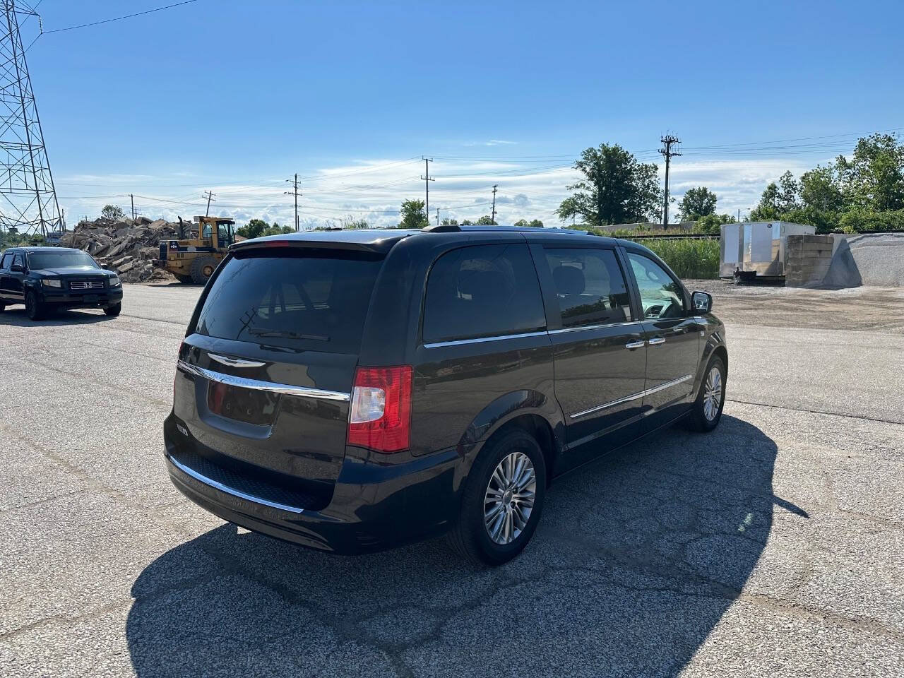 Used 2014 Chrysler Town & Country Touring-L FWD image 5
