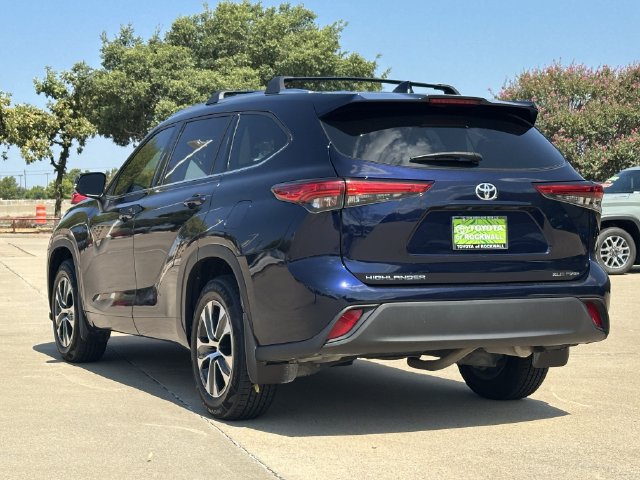 Used 2021 Toyota Highlander XLE AWD/4WD image 3