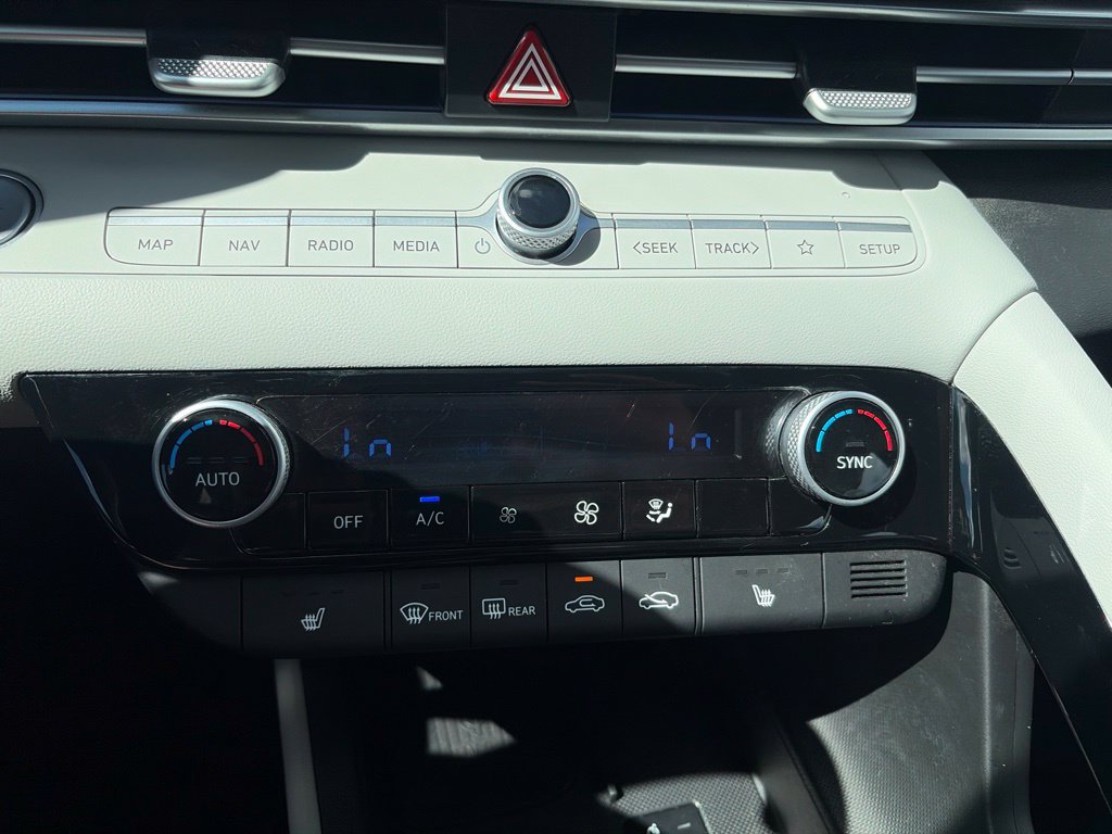 Certified 2025 Hyundai Elantra Limited FWD image 28