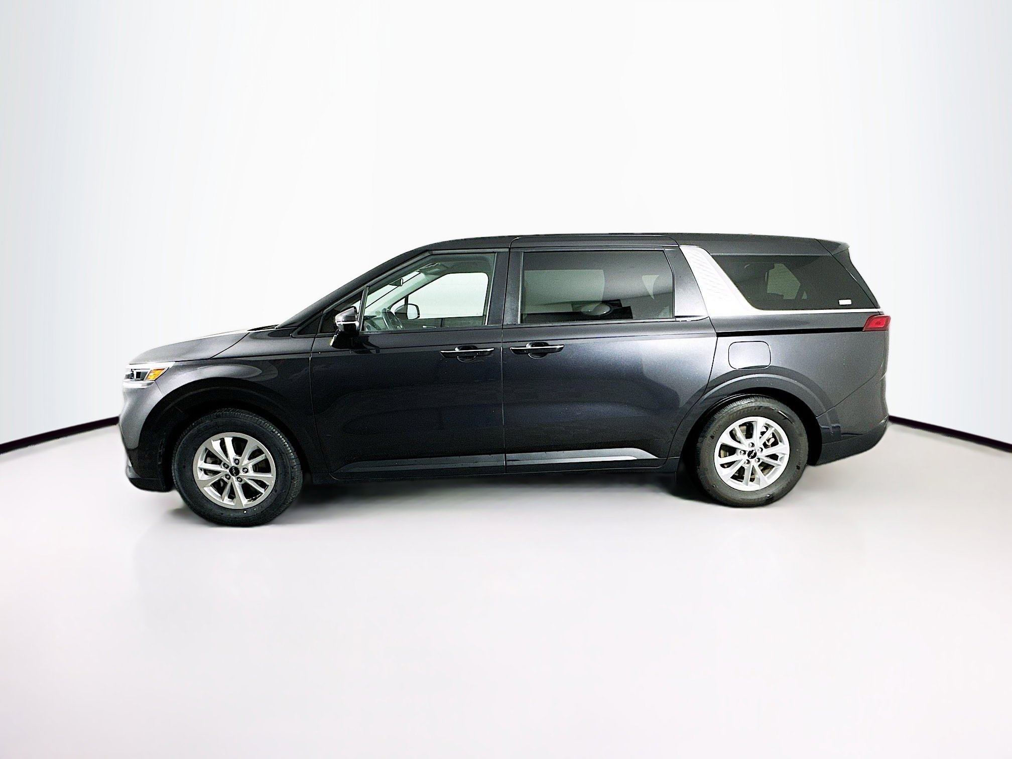 Used 2024 Kia Carnival LX image 4
