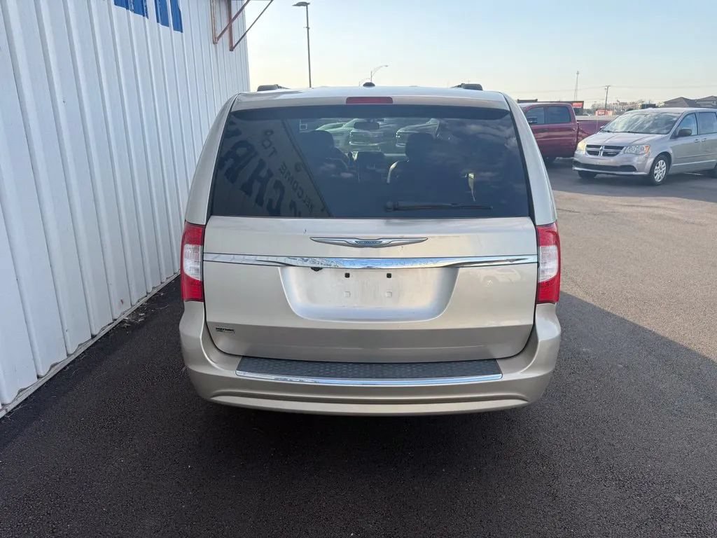Used 2015 Chrysler Town & Country Touring FWD image 7