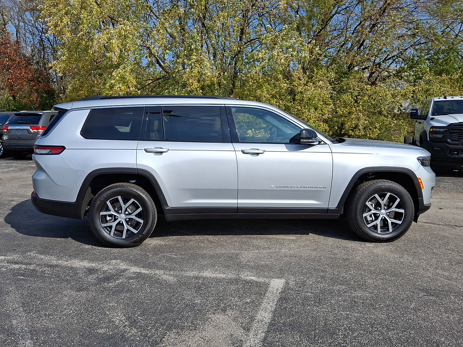 Certified 2025 Jeep Grand Cherokee L Limited w/ Trailer Tow Package image 9