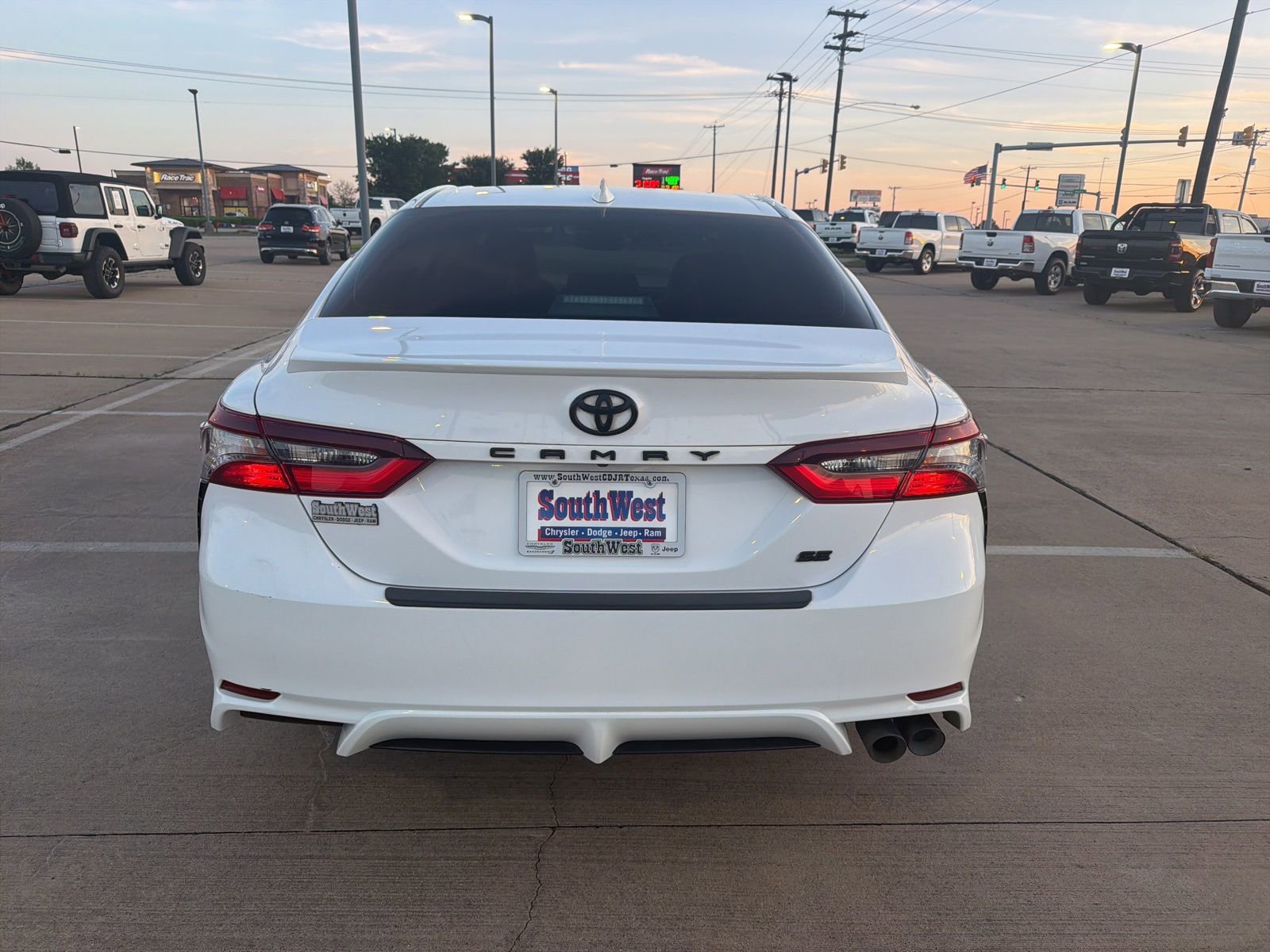 Used 2023 Toyota Camry SE FWD image 6