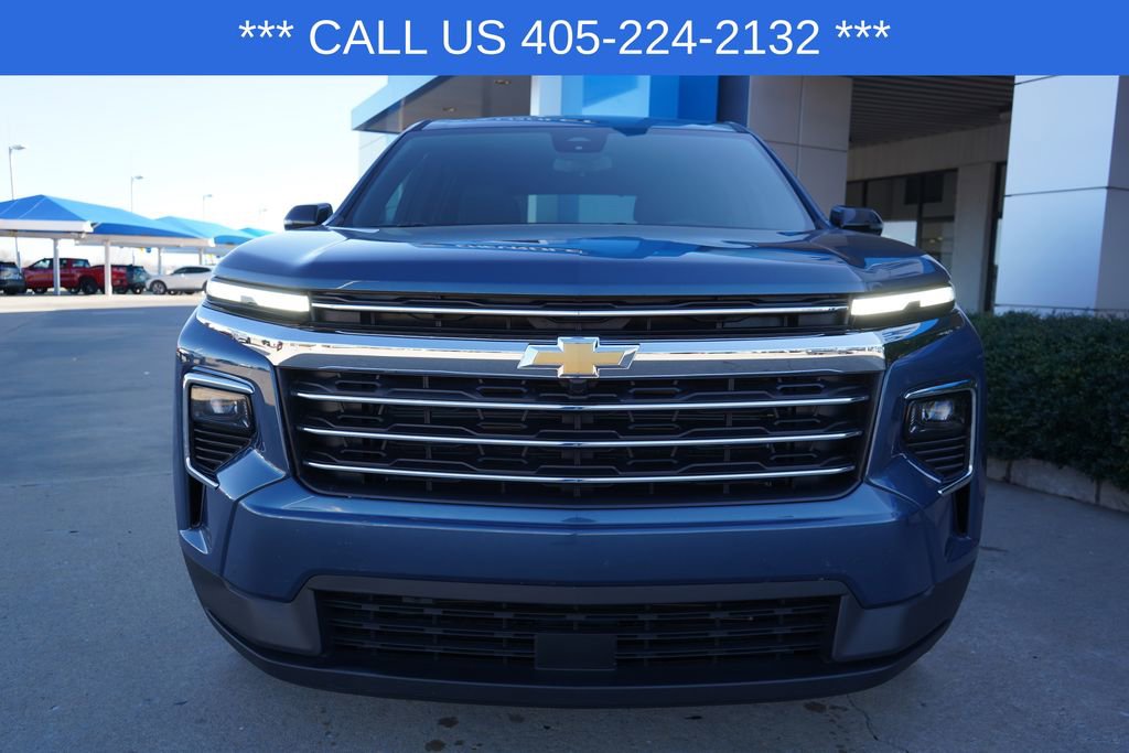 Used 2025 Chevrolet Traverse LT image 3