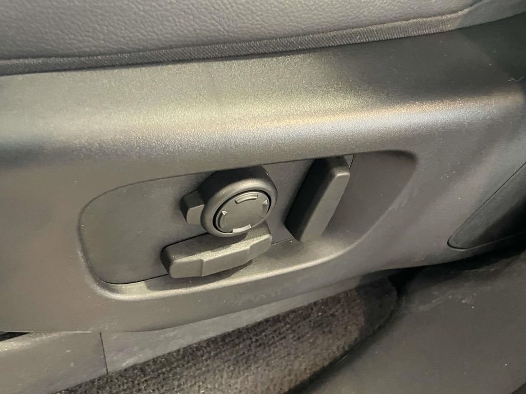 Used 2025 Land Rover Discovery S image 15