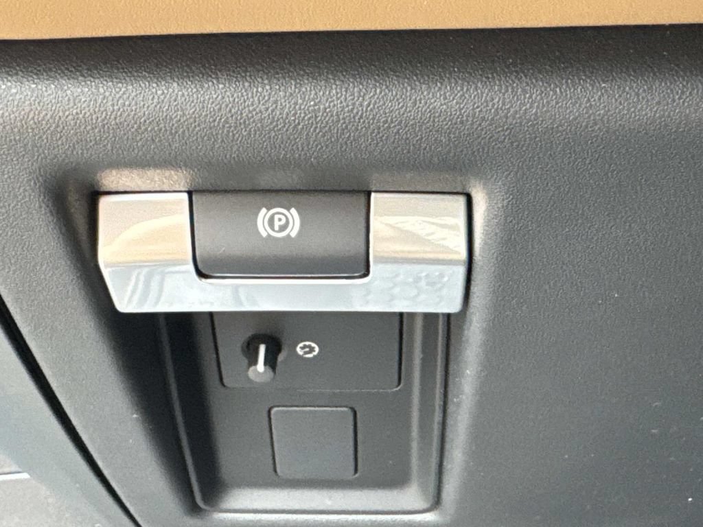 New 2026 Land Rover Defender 110 X-Dynamic SE AWD/4WD image 31
