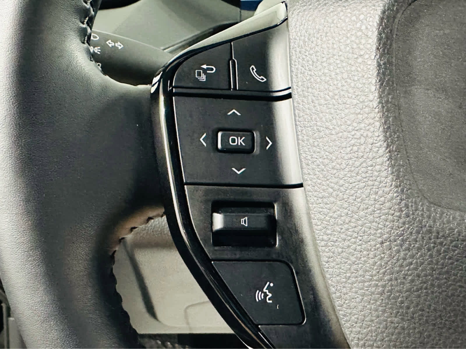 Used 2024 Toyota Prius Limited image 13