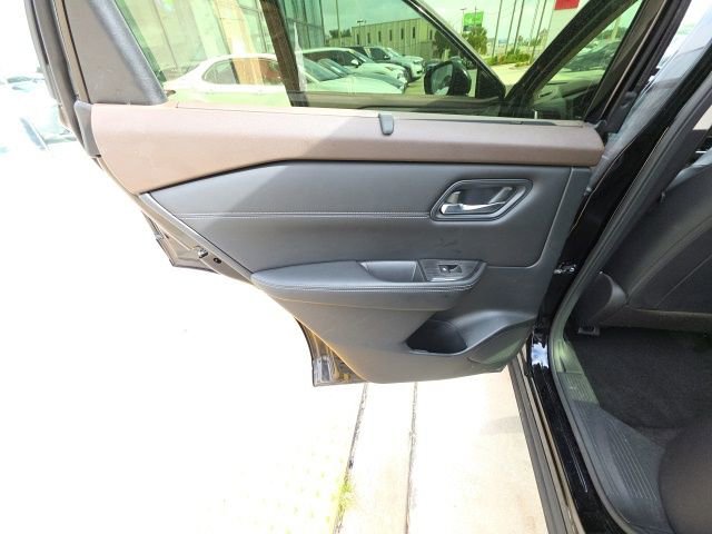 Used 2023 Nissan Rogue SV w/ SV Premium B Package image 23