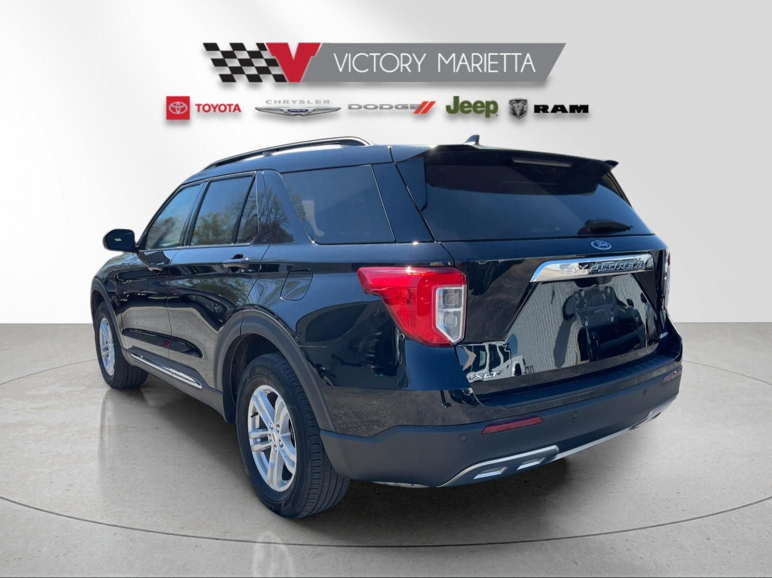 Used 2024 Ford Explorer XLT w/ Equipment Group 202A image 3