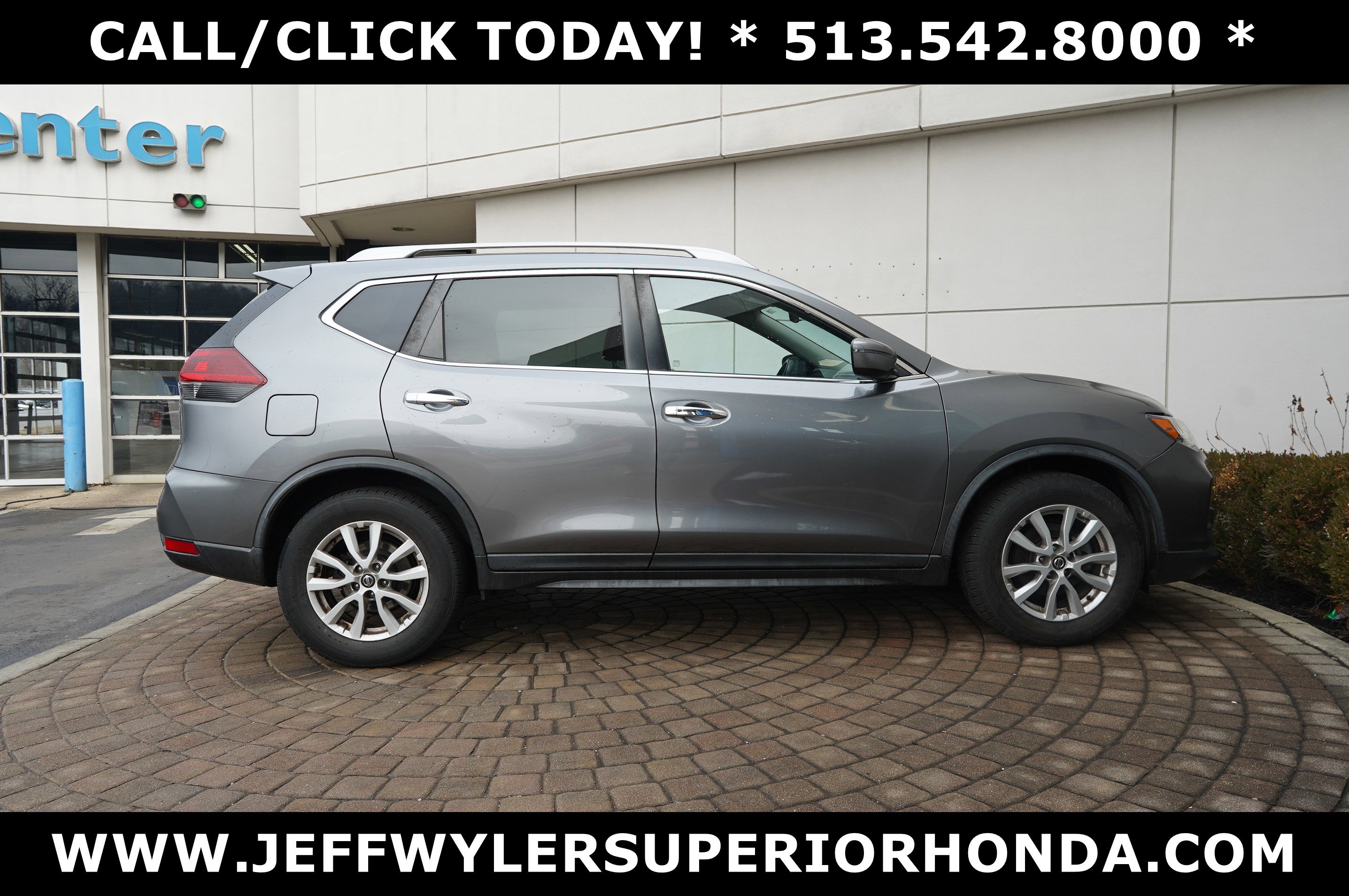 Used 2019 Nissan Rogue SV image 2