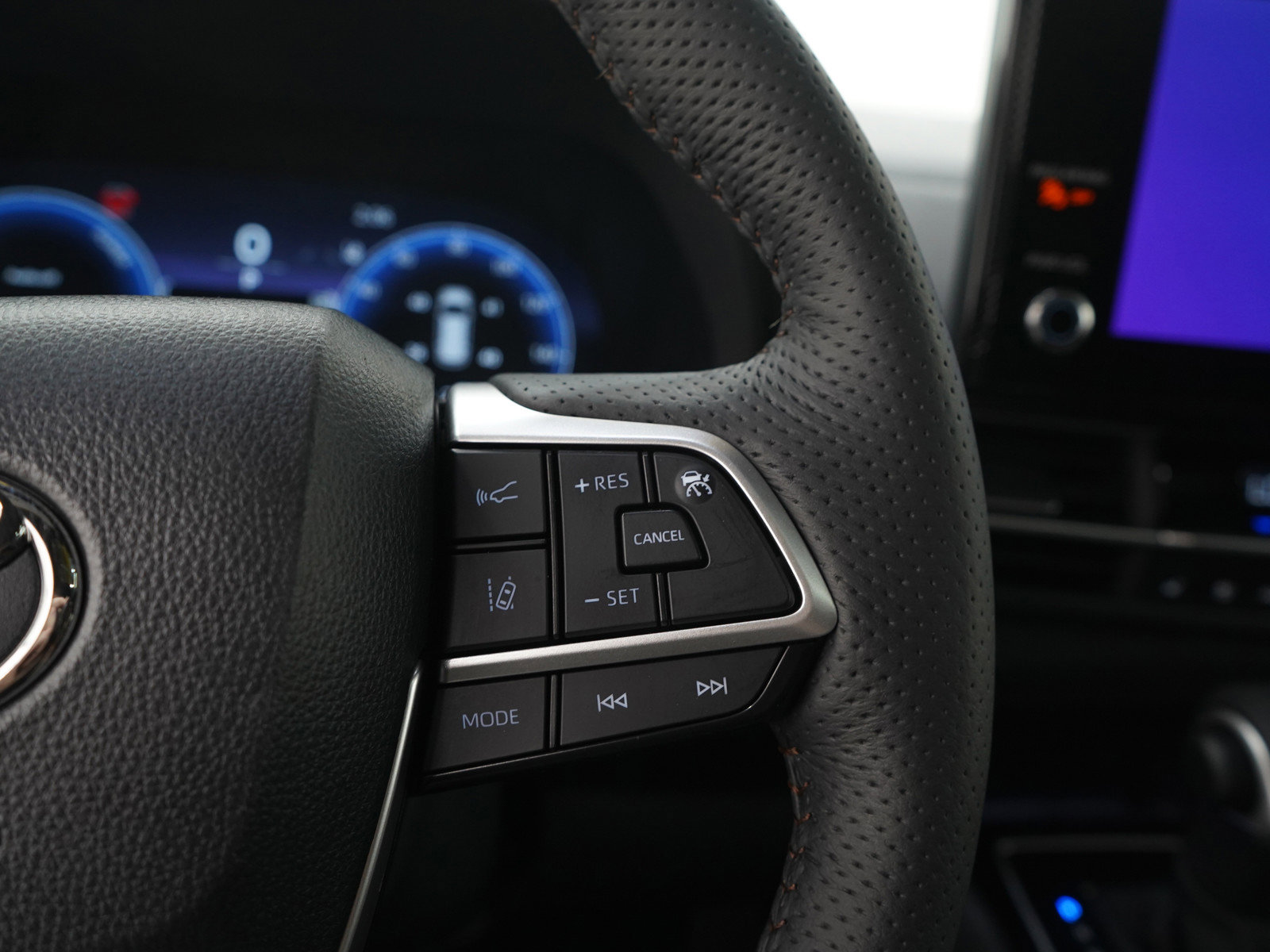 Used 2025 Toyota Sienna Platinum AWD/4WD image 32