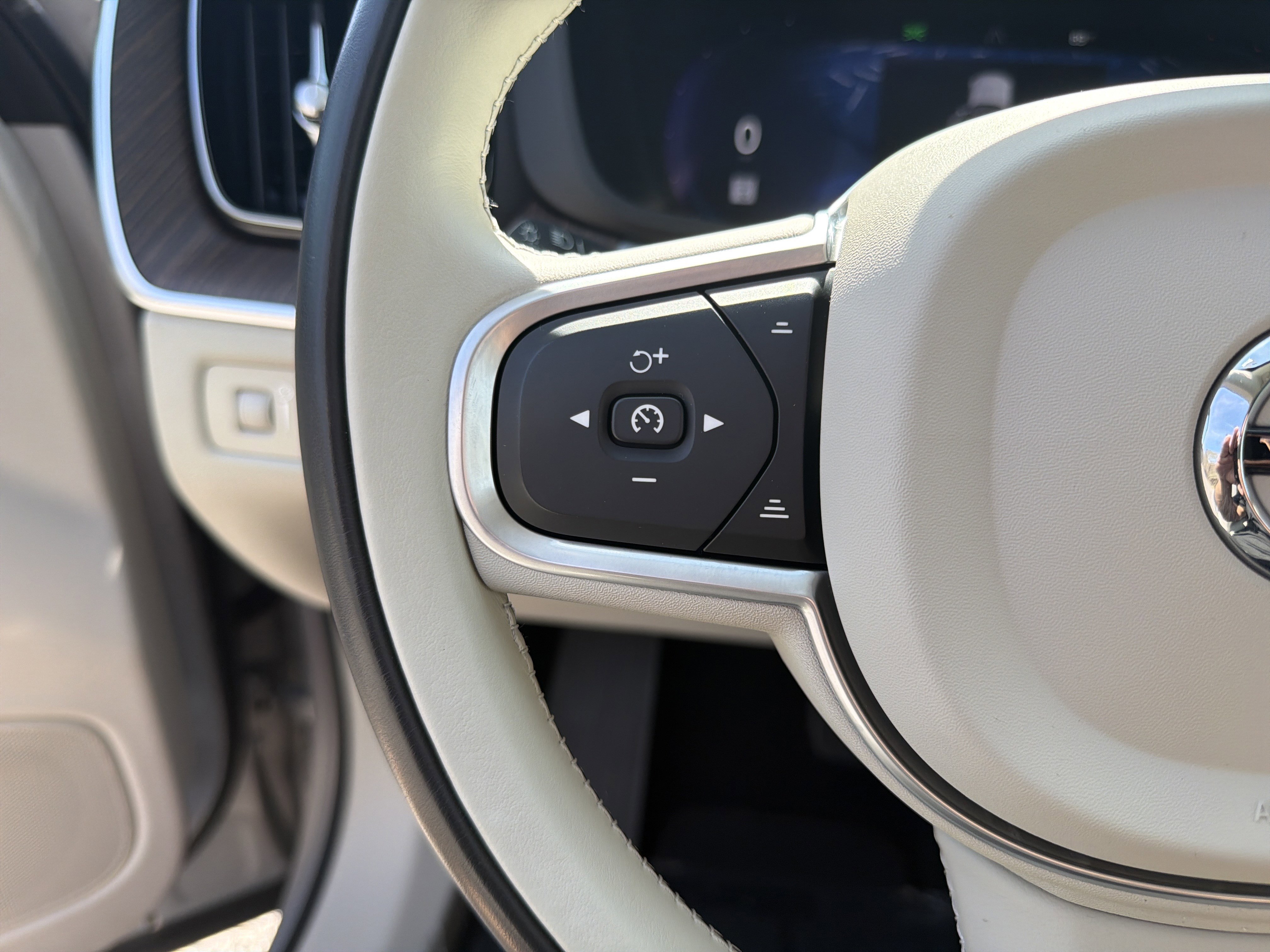 Used 2022 Volvo XC60 B5 Momentum image 34