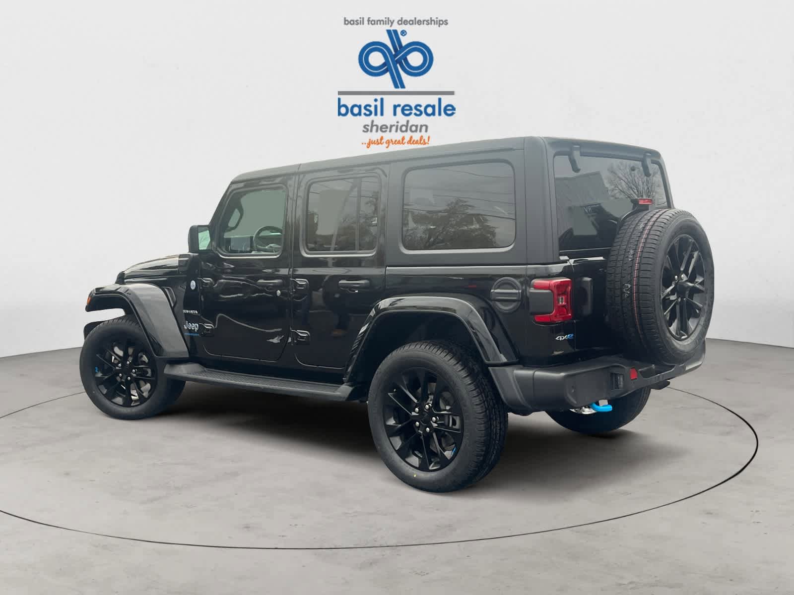 Used 2023 Jeep Wrangler Unlimited Sahara w/ Cold Weather Group AWD/4WD image 11