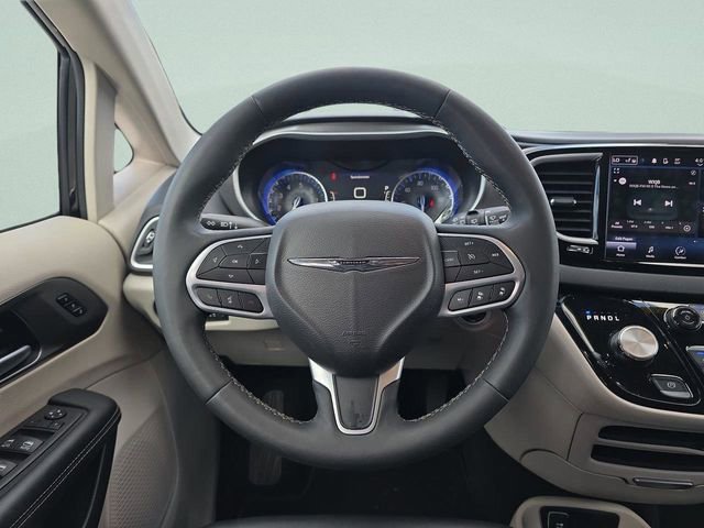 Certified 2024 Chrysler Pacifica Touring-L image 19