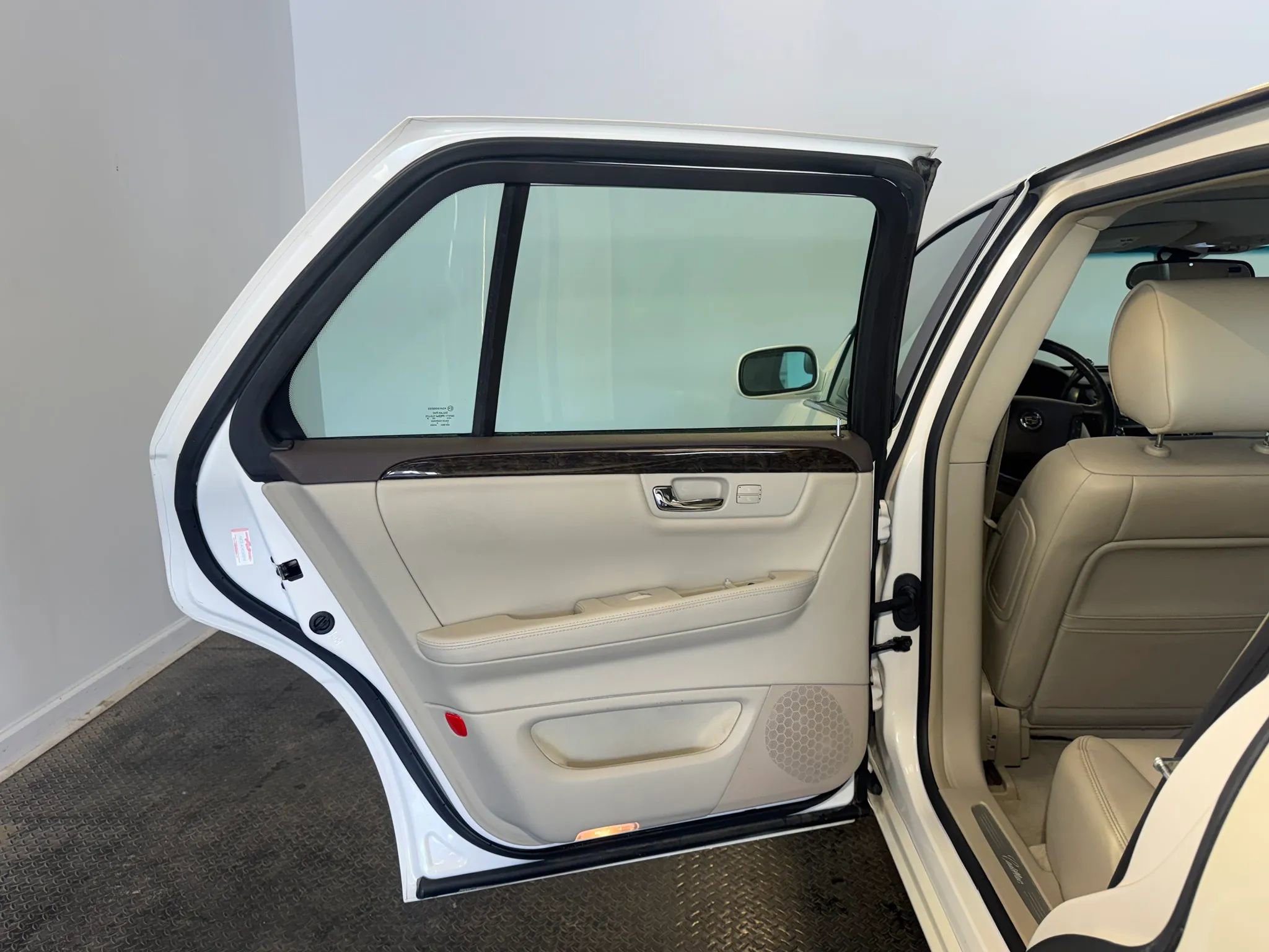 Used 2011 Cadillac DTS Luxury FWD image 24