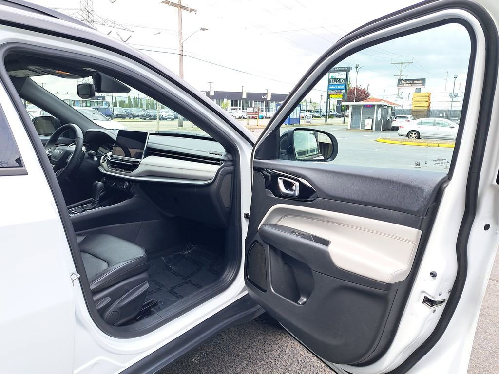 Used 2025 Jeep Compass Limited AWD/4WD image 16