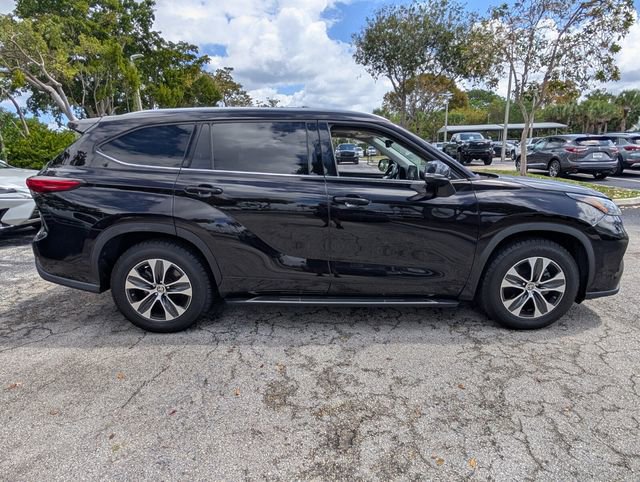 Used 2020 Toyota Highlander XLE image 19