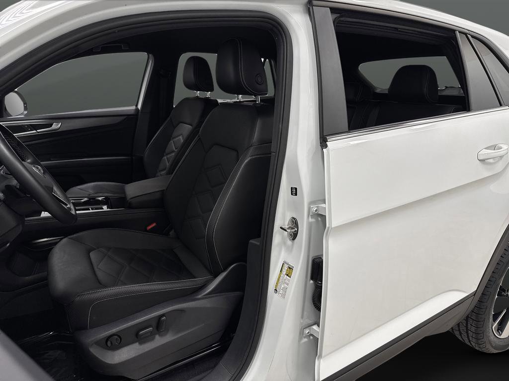 Used 2025 Volkswagen Atlas Cross Sport SE image 4