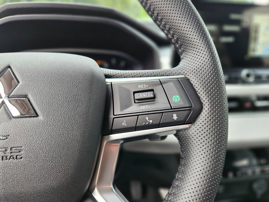 New 2025 Mitsubishi Outlander SE image 28