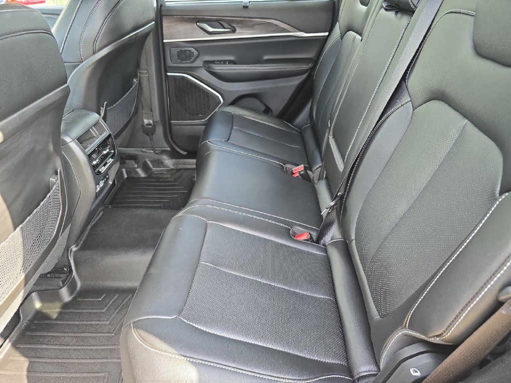 Used 2023 Jeep Grand Cherokee Limited w/ Luxury Tech Group II AWD/4WD image 34