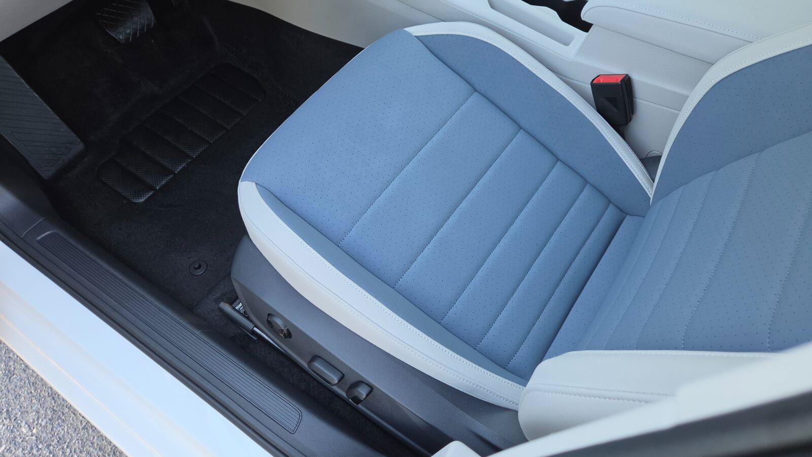 Certified 2025 Volkswagen Jetta SE w/ Sunroof Package FWD image 23